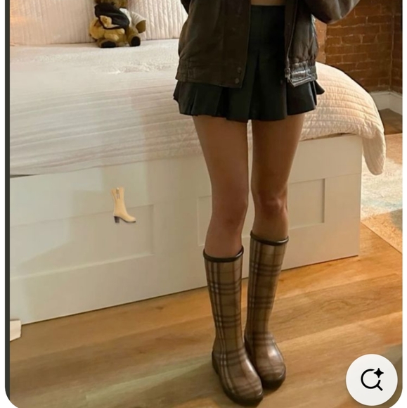 💯 Authentic Burberry Tan and Brown Checkered Rain Boots. (Size/37) - Picture 5 of 16